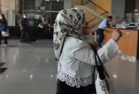 Kepala Dinas Kesehatan (Kadiskes) Lampung Reihana tiba di Gedung KPK Merah Putih, Kuningan, Jakarta Selatan, Senin (8/5/2023). Sumber foto : Tiktok @jamalakmalll