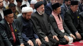 Presiden Iran Ebrahim Raisi, ketiga kiri, melaksanakan shalat Dzuhur di Masjid Istiqlal di Jakart, hari Rabu, 24 Mei 2023.
