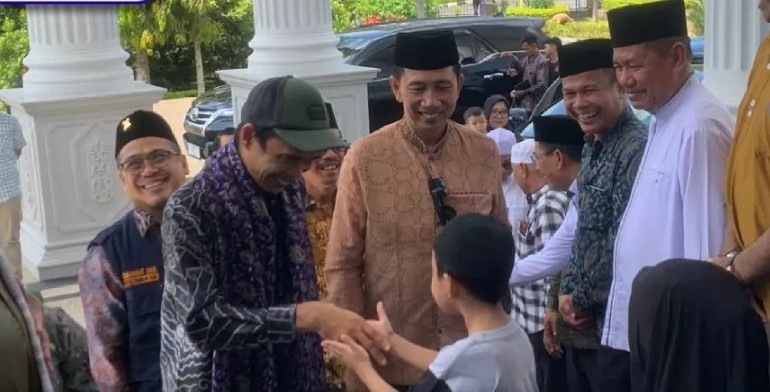 Bupati Barito Utara, H. Nadalsyah mendampingi Ustadz Abdul Somad dalam kunjungannya ke Kabupaten Barito Utara untuk menghadiri peresmian Mesjid Muhammad Sidiq Islamic Center, Sabtu (20/5/2023). Foto:Delia/1tulah.com