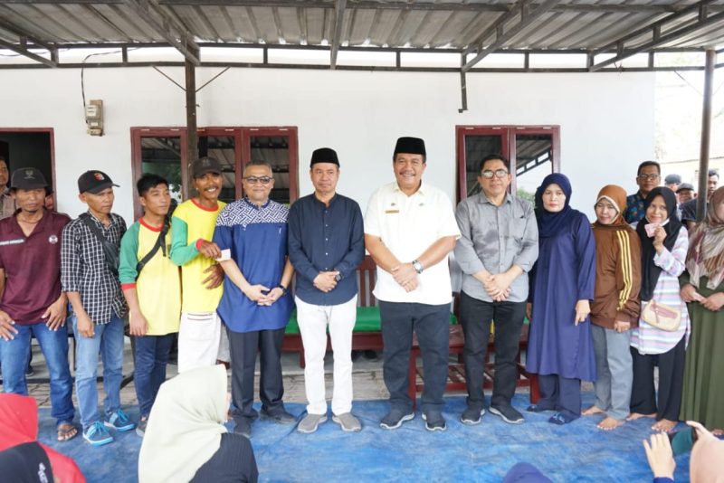 Wakil Bupati Asahan Taufik Zainal Abidin, foto bersama petugas kebersihan, Kamis (14/04/2023).Foto/1tulah.com
