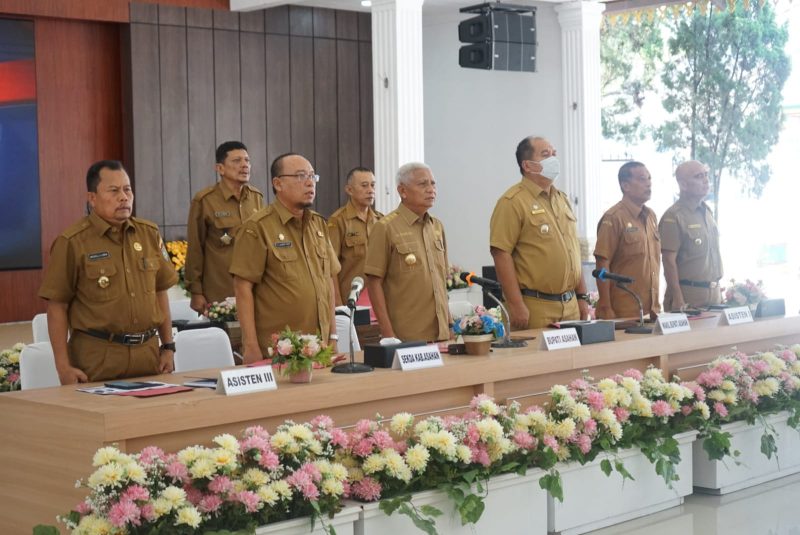 Bupati Asahanm H Surya saat memimpin Rakorpem, Senin (10/04/2023).