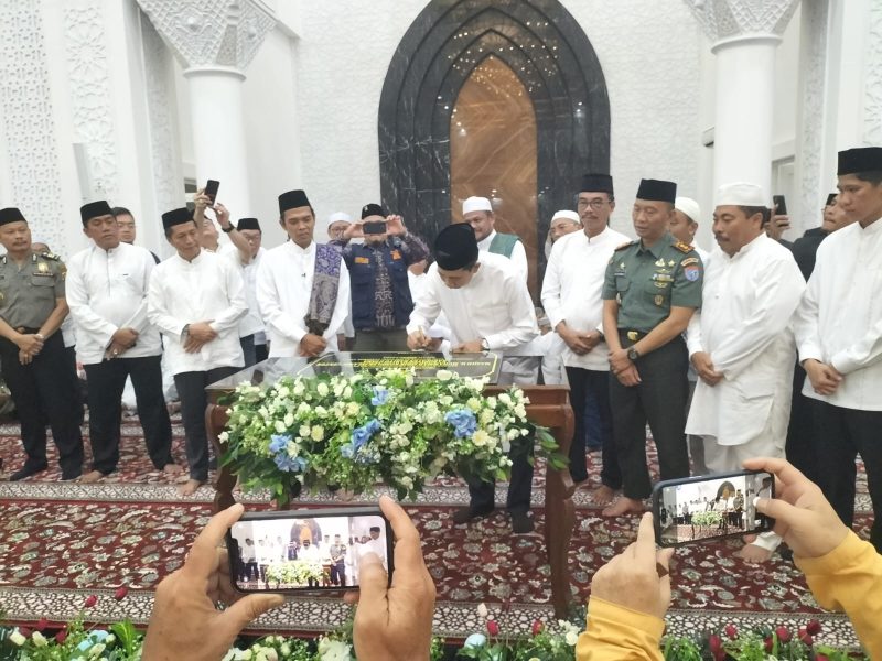 Bupati Nadalsyah disaksikan Ustadz Abdul Somad dan pejabat lingkup Barito Utara, saat menandatangani prasasti, tanda diresmikannya penggunaan Masjid HM Sidik Islamic Center, Sabtu (20/05/2023).Foto.Delia/1tulah.com