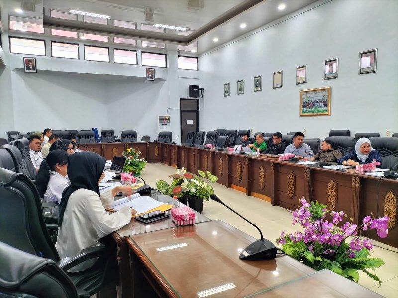 DPRD barito Utara bersama eksekutif saat membahas raperda ketertiban umum dan ketentraman masyarakat serta perlindungan masyarakat, Rabu (24/5/2023). Foto.Delia/1tulah.com