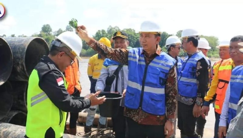 Bupati Nadalsyah saat memberi tapung tawar kepada pelaksanan kegiatn proyek, tandai dimulainya pekerjaan lanjutan jembatan sikan-Tumpung Laung, Kamis (25/5/2023).Foto.Delia/1tulah.com