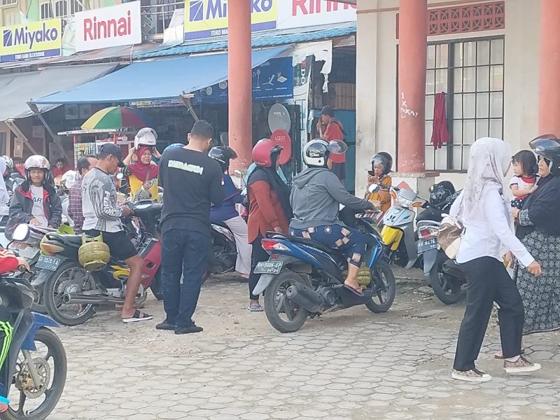 Warga Kota Muara Teweh yang rela menunggu di lokasi gelar pasar penyeimbang, Rabu (31/5/2023).Foto.Deni/1tulah.com