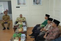 Bupati Asahan H. Surya, BSc didampingi Kadis Kominfo Kabupaten Asahan menerima audiensi Pimpinan Daerah (PD) Muhammadiyah Kabupaten Asahan di Ruang Kerja Rumah Dinas Bupati Asahan, Selasa (16/05/2023).
Foto.Irwan/1tulah.com
