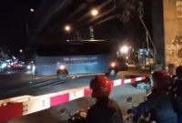 Dua bus milik TNI AL menerobos palang pintu rel kereta api viral di media sosial. Sumber foto :  suara.com