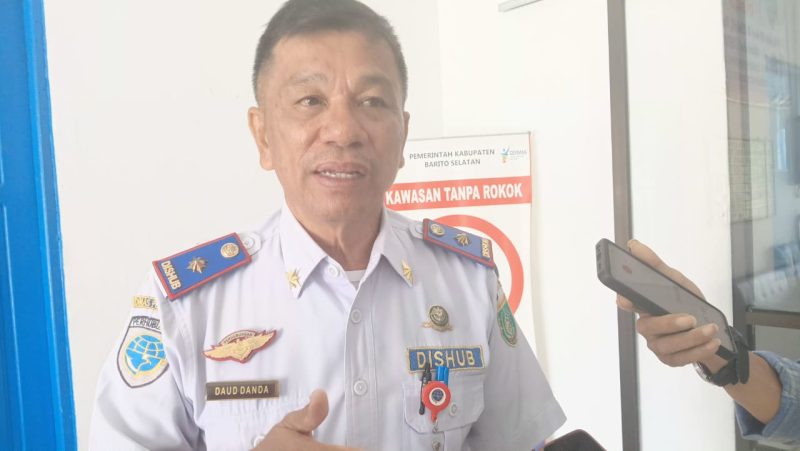 Daud Danda, Kepala Dishub Barsel saat diwawancarai wartawan usai mengadakan pertemuan dan penandatangan kontrak kerjasama terkait pembangunan ponton Dermaga Pasar Lama Buntok, Senin (22/5/2023). Foto. Alifansyah/1tulah.com