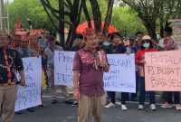 Aksi massa menolak Pj Bupati Barsel dan Kobar berasal dari ASN di luar lingkup Kalteng, Selasa (23/5/2023).