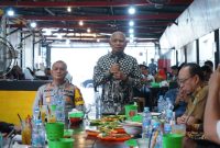 
Bupati Asahan H Surya BSc saat menghadiri acara Halal Bihalal yang dilaksanakan oleh Forum Komunikasi Antara Lembaga Adat (FORKALA) di laksanakan di Kafe Toke Toke, Selasa (2/5/2023).
Foto:Irwansyah/1tulah.com

