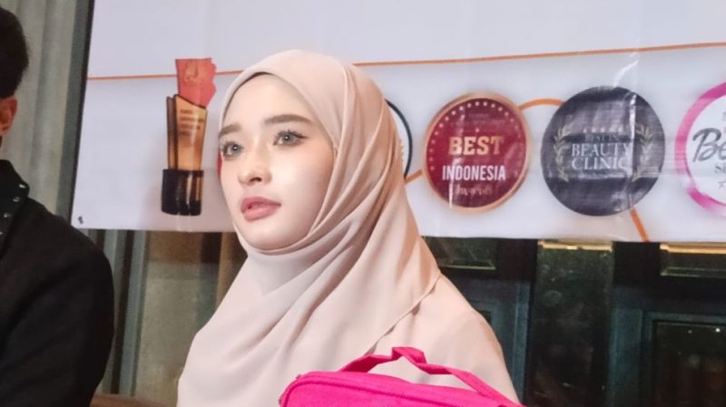 Inara Rusli telah melepas cadarnya untuk bisa bekerja kembali, saat ditemui di kawasan Senopati, Jakarta Selatan pada Kamis (18/5/2023). Sumber foto : suara.com