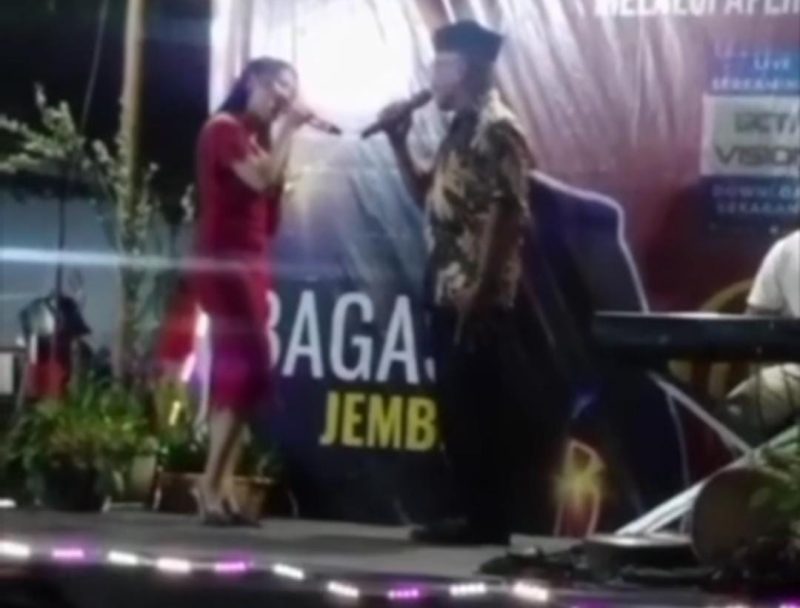 Detik-detik Kades Ambulu Mulyono terjatuh di atas panggung sebelum dinyatakan meninggal dunia setibanya di rumah sakit. Sumber foto : Instagram @andreli_48
