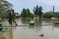 Debit air yang meninggi di wilayah Kecamatan Kapuas Tengah membuat sejumlah fasilitas umum terendam banjir. Foto:Istimewa