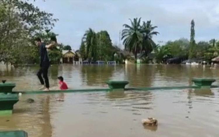 Debit air yang meninggi di wilayah Kecamatan Kapuas Tengah membuat sejumlah fasilitas umum terendam banjir. Foto:Istimewa
