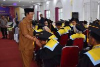 
Wabup Kapuas HM Nafiah Ibnor menyalami wisudawan Program S1 STIE Kuala Kapuas. Foto:Istimewa
