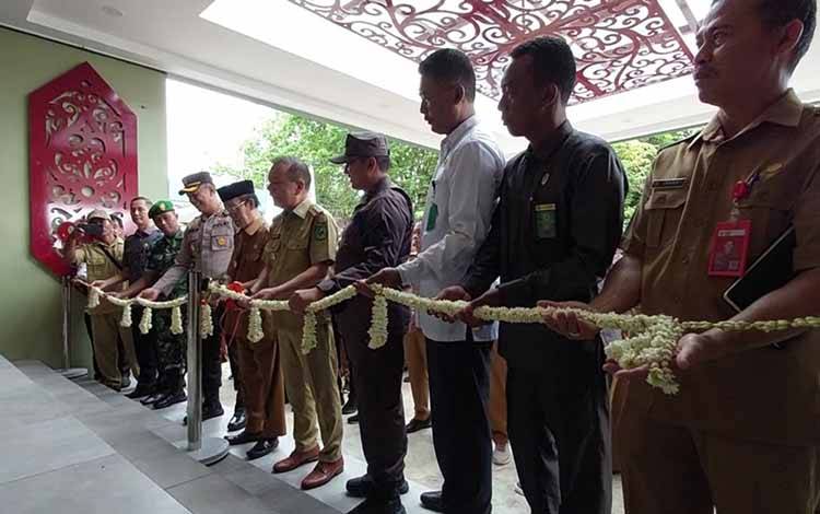 Peresmian Rumah Jabatan Bupati Kapuas oleh Bupati Ben Brahim S Bahat, dengan didampingi Wabup HM Nafiah Ibnor. Foto:Istimewa