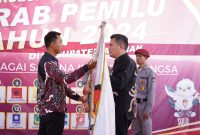 Bupati Asahan yang diwakili Staf Ahli Bupati Bidang Pemerintahan, Hukum dan Politik mengikuti rangkaian kegiatan Kirab Pemilu Tahun 2024 di Kabupaten Asahan. Pelaksanaan Kirab Pemilu tersebut dilaksanakan di Kantor KPU Kabupaten Asahan, Kamis, (11/5/2023).
Foto: Irwan, 1tulah.com
