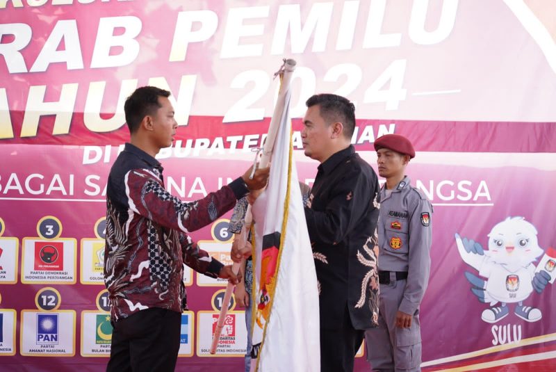 Bupati Asahan yang diwakili Staf Ahli Bupati Bidang Pemerintahan, Hukum dan Politik mengikuti rangkaian kegiatan Kirab Pemilu Tahun 2024 di Kabupaten Asahan. Pelaksanaan Kirab Pemilu tersebut dilaksanakan di Kantor KPU Kabupaten Asahan, Kamis, (11/5/2023).
Foto: Irwan, 1tulah.com
