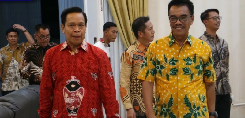 
Kepala Pengadilan Tinggi Palangka Raya, Agung Sulistiyono, S.H,S.Sos., M.Hum (kiri) diterima Wakil Bupati Sugianto Panala Putra saat ramah tamah di rumah jabatan Bupati Barito Utara, Selasa (23/5/2023). Foto:Delia/1tulah.com

