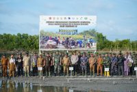 Bupati Asahan, H. Surya BSc mengikuti acara Puncak Penanaman Mangrove Nasional secara serentak yang diikuti oleh Jajaran TNI di Seluruh Indonesia dan dibuka langsung oleh Presiden RI secara virtual, Senin (15/05/2023).
Foto.Irwan/Itulah com
