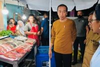 Presiden Joko Widodo saat menyambangi kawasan wisata kuliner Kampung Ujung di Labuan Bajo, Manggarai Barat, Nusa Tenggara Timur, Minggu (7/5/2023) malam. Sumber foto :  suara.com
