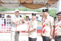 Bupati Asahan H Surya, BSc dengan diwakili oleh Asisten Pemerintah dan Kesejahteraan Rakyat Buwono memimpin acara pembukaan Raimuna Cabang Asahan Tahun 2023 di lapangan bola kaki PTPN III Pulau Mandi Kecamatan Buntu Pane, Kamis (11/05/2023). 
Foto.Irwan/1tulah.com
