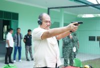 Wakil Bupati Asahan mengikuti latihan menembak di Lapangan Tembak Makodim 0208/AS bersama Komandan Kodim 0208/AS dan anggota DPRD Asahan dan pengurus Perbakin serta tamu undangan lainnya, Jumat (12/05/2023). 
Foto, Irwan/1tulah.com

