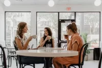 Ilustrasi lowongan kerja nongkrong di kafe. Sumber foto : suara.com