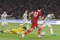 Pemain Timnas Argentina saat menyerang ke area pertahanan Timnas Indonesia pada laga FIFA Matchday di Stadion Utama Gelora Bung Karno, Senayan, Jakarta. Sumber foto : suara.com