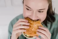 Ilustrasi seseorang makan. Sumber foto : suara.com