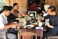 Presiden Joko Widodo atau Jokowi dan Iriana Jokowi mengunjungi Warung Kopi Klotok yang ada di Jalan Kaliurang, Kabupaten Sleman, Daerah Istimewa Yogyakarta. Sumber foto : suara.com