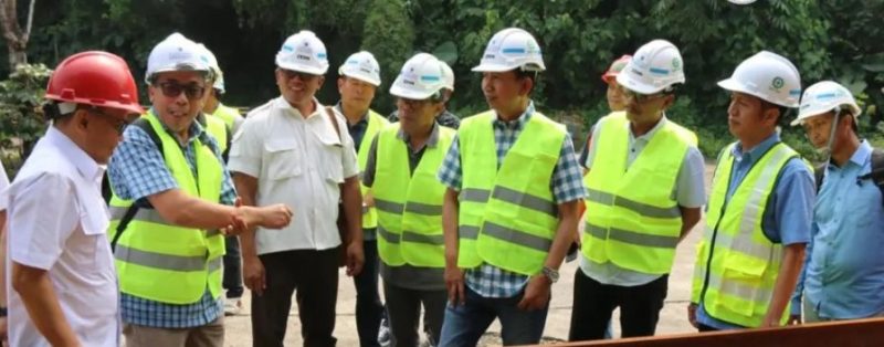 Bupati Barito Utara, H. Nadalsyah dan rombombongan saat meninjau Pabrikasi Jembatan PT. Indo Trans Bogor yang mengerjakan pembangunan Jembatan Lemo-Lemo Seberang. Foto:Delia/1tulah.com