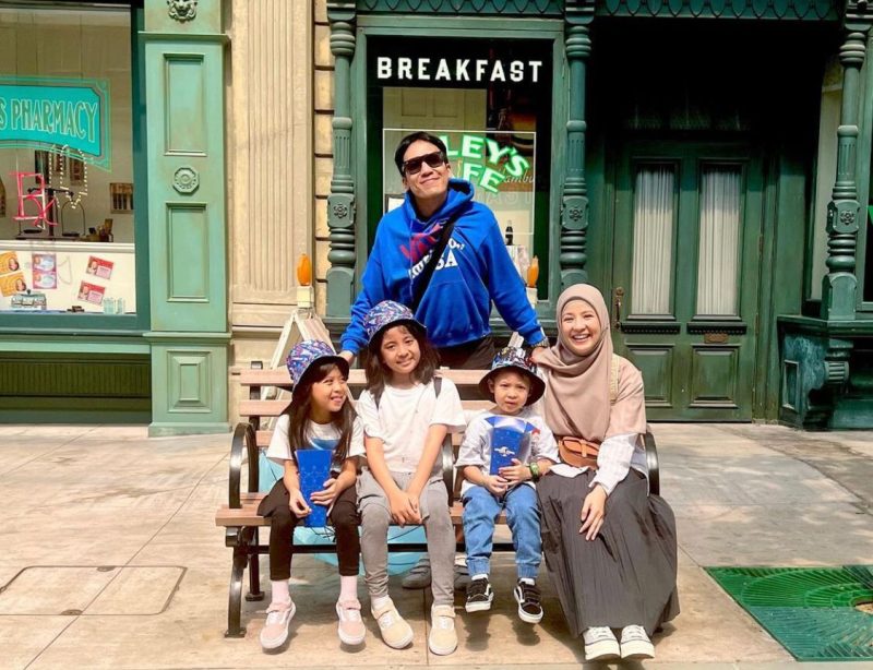 Desta dan Natasha Rizky liburan bareng. (foto: instagram @desta80s)