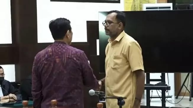 Fatia Maulidiyanty dan Haris Azhar menyalami Luhut Binsar Pandjaitan usai persidangan di PN Jaktim pada Kamis (8/6/2023). Sumber foto : suara.com