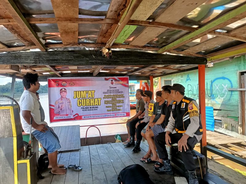 Jajaran Polsek Murung saat menggelar Jumat Curhat di desa Muara Untu Jumat (16/06/2023). (Dok. Polsek Murung)