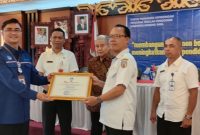 Pemkab Murung Raya menerima penghargaan terkait pelaksanaan mutubPendidikan. (Foto : 1tulah.com)