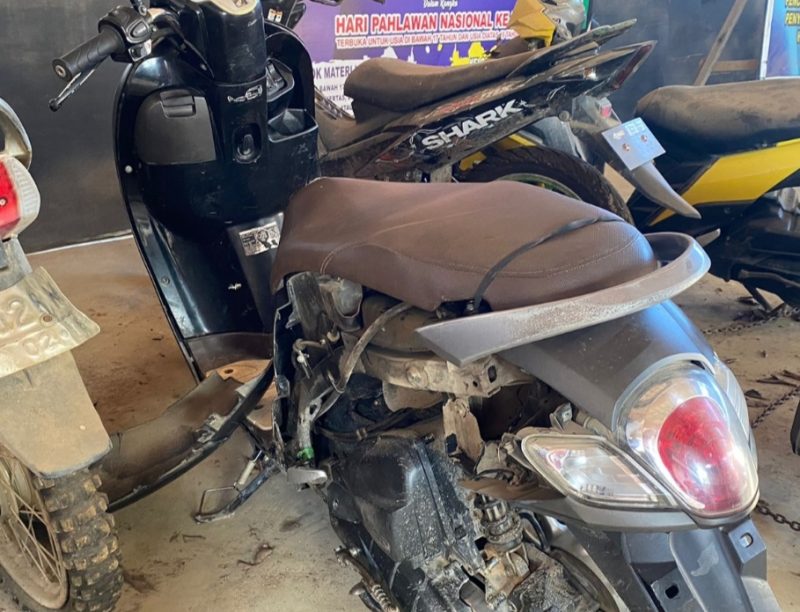 Barang bukti sepeda motor yang diamankan Satlantas Polres Mura dalam lakalantas yang menyebabkan satu korban tewas Jumat (16/06/2023). (foto : 1tulah.com)
