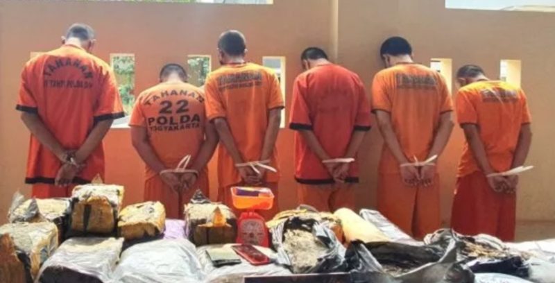 Ungkap kasus jaringan peredaran ganja antar provinsi Jogja-Medan di Mapolda DIY, Senin (19/6/2023). [Suarajogja.id/Hiskia Andika Weadcaksana]