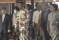Sri Sultan HB X menyambut Kaisar Naruhito dengan ageman takwa atau baju khas Keraton Yogyakarta. (Foto media pool Humas Jogja)