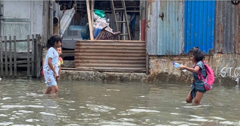 Anak-anak sedang bermain saat banjir rob melanda kawasan Kecamatan Medan Belawan, Kota Medan, Sumatra Utara. Jumat 19 Mei 2023