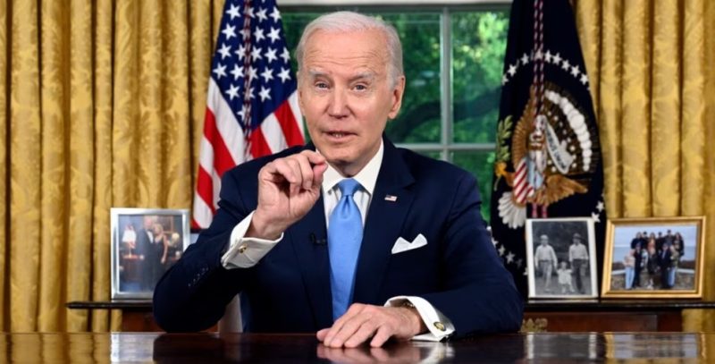 Presiden AS Joe Biden saat menyampaikan pidato mengenai RUU penangguhan plafon utang yang meloloskan AS dari ancaman gagal bayar, dari ruang kerjanya Oval Office di Gedung Putih, Washington, Jumat, 2 Juni 2023. (Foto: Jim Watson/Pool via AP)