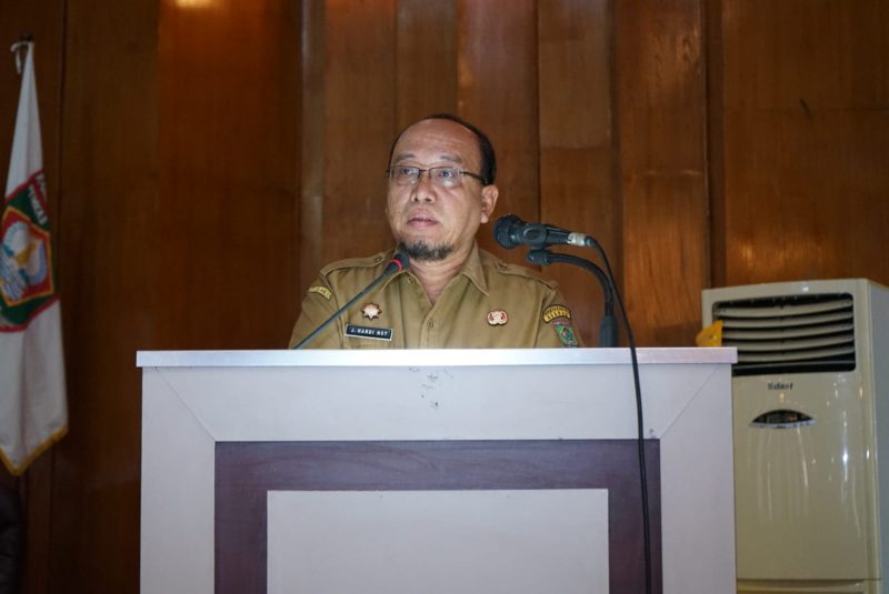Sekda Kabupaten Asahan, Drs. John Hardi Nasution, M.Si menyampaikan Rancangan Peraturan Daerah (Ranperda) Tentang Pertanggungjawaban Pelaksanaan APBD Kabaupaten Asahan Tahun Anggaran 2022 pada Rapat Paripurna DPRD Kabupaten di Aula Rambate Rata Raya Sekretariat DPRD Kabupaten Asahan, Senin (12/6/2023)Foto.Irwan/1tulah.com

