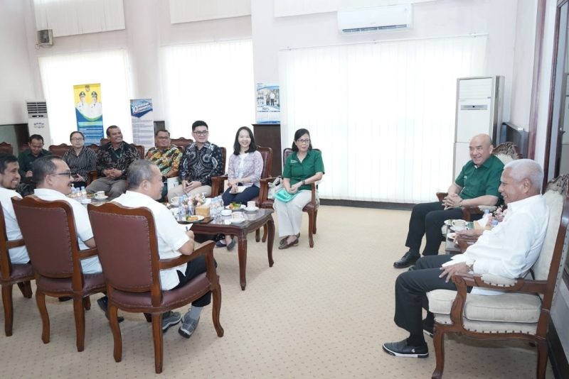Bupati Asahan, H. Surya, BSc didampingi Kadis Pendidikan Kabupaten Asahan dan Plh Kadis Kominfo Kabupaten Asahan menerima kunjungan Tanoto Foundation di Ruang Kerja Bupati Asahan, Rabu (14/06/2023).Foto.Irwan/1tulah.com