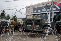 Anggota pasukan penjaga perdamaian NATO (KFOR) berjaga di luar kantor pemerintahan di Leposavic, Kosovo, pada 2 Juni 2023. (Foto: Reuters/Ognen Teofilovski)