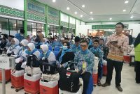 CJH Barito Utara saat hendak di berangkatkan menuju Bandara Samsoedin Noor. pagi ini mereka hendak bertolak menuju bandara AMA Madinah, Rabu (07/6/2023).Foto.Taufik/1tulah.com