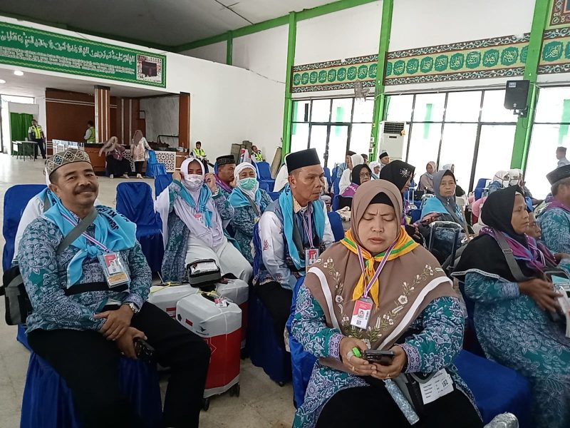 Jamaah Haji asal barut saat di embarkasi haji Banjarbaru, mengikuti acara pelepasan, Jumat (16/6/2023).Foto.Alpiansyah/1tulah.com