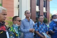 Pihak tergugat, EP Romong CS saat memberikan keterangan pers usai gagalnya mediasi terkait gugatan kepengurusan DAD barut oleh Fatimah Bagan dan Rututman, ,Rabu(21/6/2023).Foto.Deni/1tulah.com