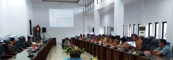 DPRD Barito Utara saat gelar RDP bersama pihak eksekutif dan managemen PT AGU/DSN terkait pembatasan pembelian tandan buah segar milik petani, Senin (12/6/2023). Foto.Eka/1tulah.com