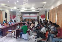 
Suasana mediasi antara warga Desa Muara Singan, Kecamatan GBA bersama Pemkab Barsel, Jumat (9/6/2023). Foto. Alifansyah/1tulah.com
