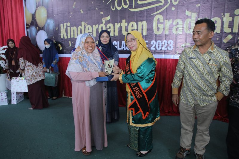 Berbagai pertunjukan disajikan siswa-siswi TK S Darusalam Islamic School pada Pelepasan Peserta Didik Angkatan VII Tahun Ajaran 2022-2023 di Gedung Serbaguna Kisaran, Kamis (15/06/2023). Foto.Irwan/1tulah.com

